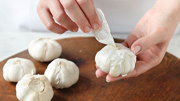 peelinggarlic610x343