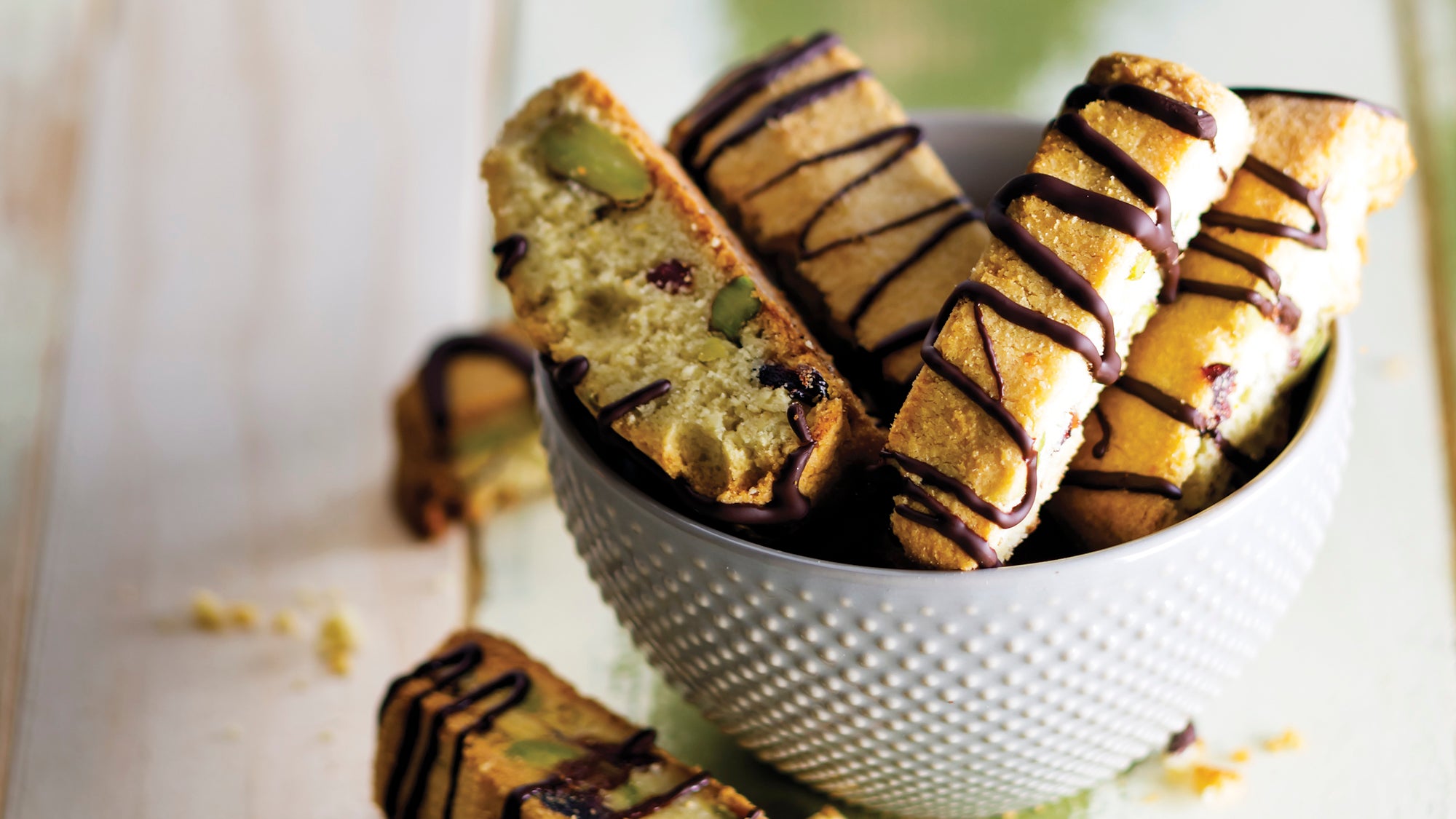 https://cdn.cleaneatingmag.com/wp-content/uploads/2015/05/gluten-free-pistachio-cranberry-biscotti-with-dark-chocolate-drizzle.jpg