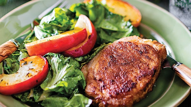 CE5907_RESIZED Spice-Rubbed
Pork Chops
with Escarole &
Apple Sauté