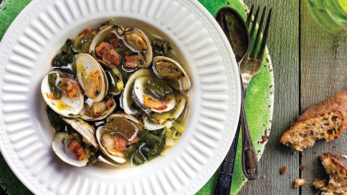 https://cdn.cleaneatingmag.com/wp-content/uploads/2016/03/steamed-clams-with-sorrel-and-garlic-bread.jpg?resize=1024,576&width=1200