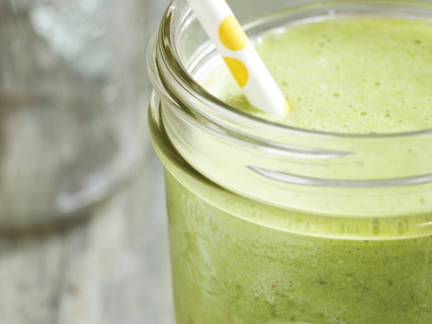 https://cdn.cleaneatingmag.com/wp-content/uploads/2016/08/green-banana-mint-smoothie.jpg?crop=4:3&width=1600