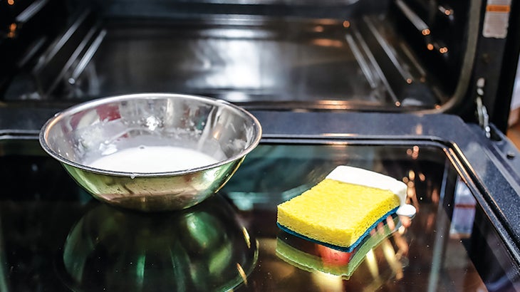 How to clean oven with nontoxic ingredients