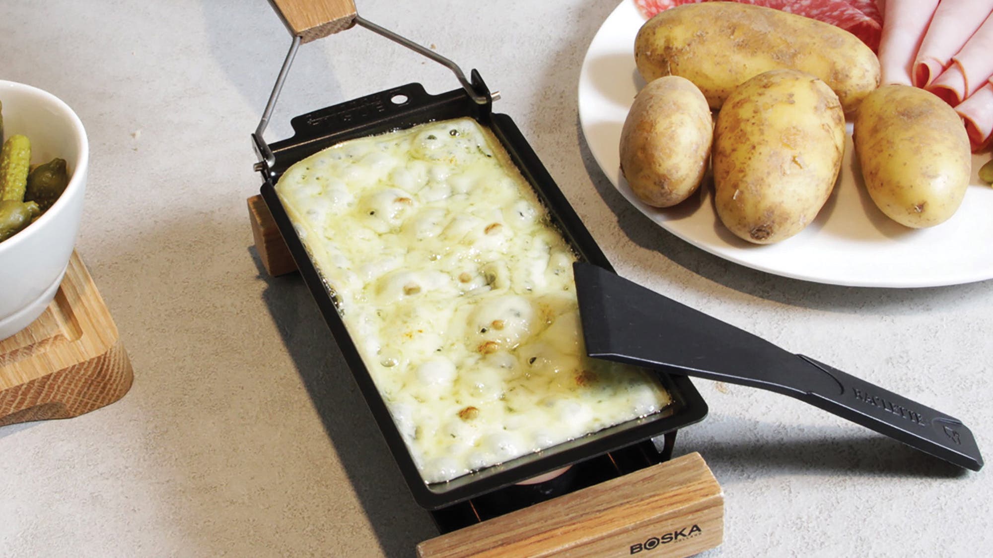 Underneath Partyclette ToGo’s enamel pan