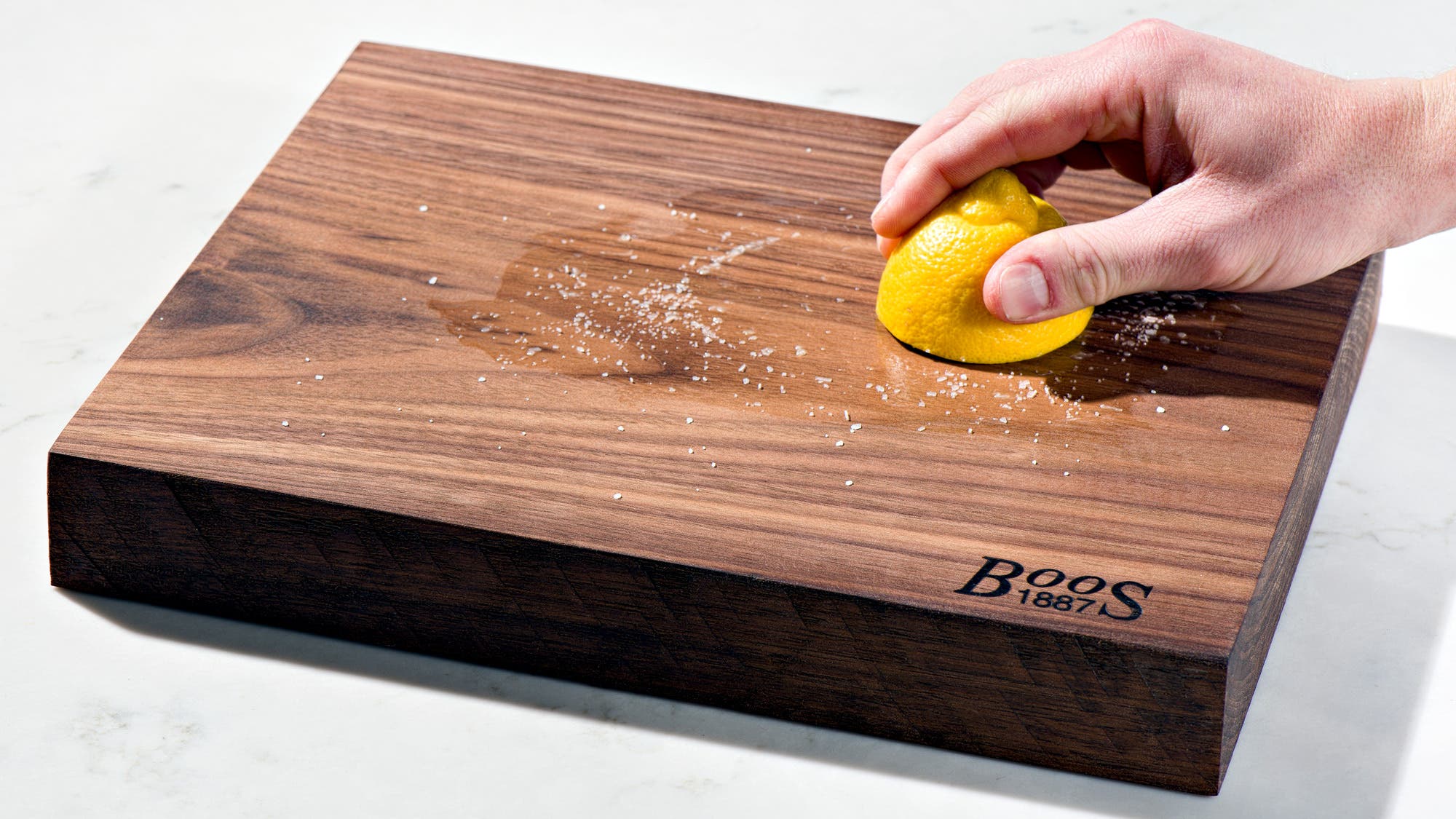 TOOLS_Cutting-Board-Smell-Inset_85-WEB Treating a cutting board with lemon and salt