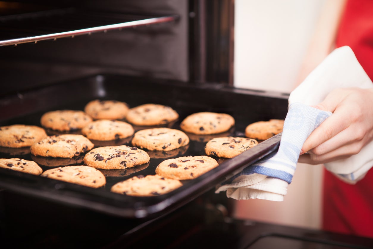 how to prepare a baking pan